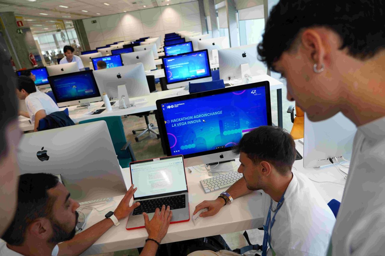 Hannan Vilchis explaining a concept at a hackathon